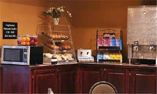 Trade Winds Central Inn Tulsa Restoran gambar